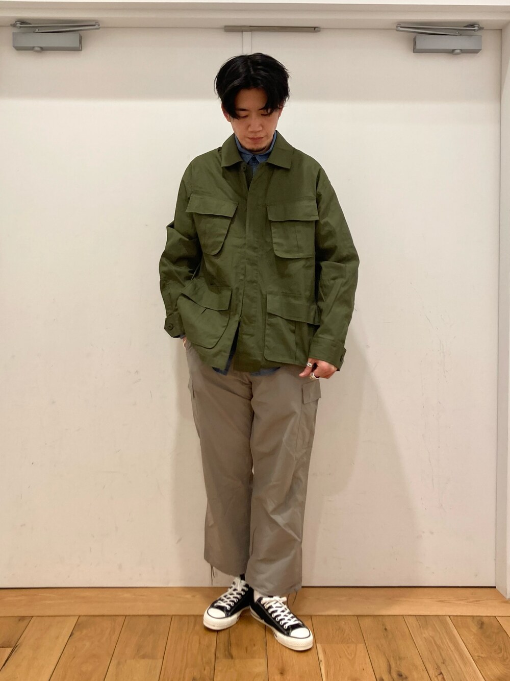 「ミリタリー、ワーク、ジャングルファティーグ、ジャケット、オリーブ、デッドストック、シャンブレーシャツ、デニム、シャツ、converse、allstar、いいね、save、フォローお願いします🤑、フォローミー、URBAN RESEARCH DOORS、URBAN RESEARCH」｜「URBAN RESEARCH DOORSのリップストップミリタリートラウザー（その他パンツ、グレー系）」を使った、やまChanさん（メンズ・182cm）の冬コーディネートの1枚目の写真