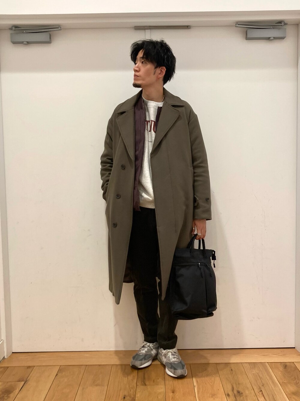ブラック系のバックパック/リュック、グリーン系のその他パンツ、グレー系のスニーカーを着用したメンズの冬コーディネートの1枚目の写真