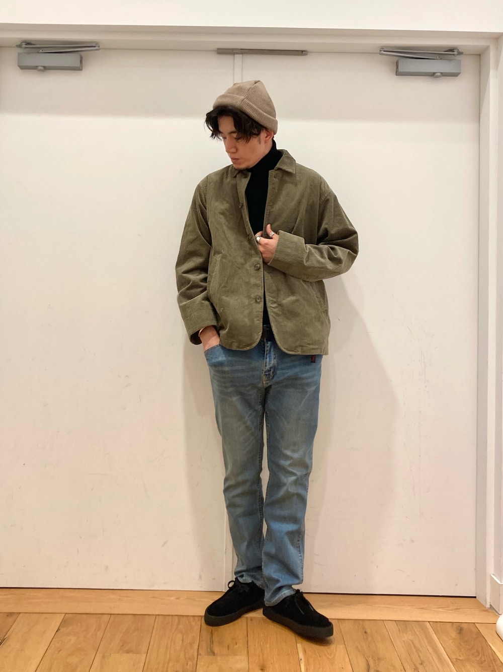 「きれいめカジュアル、カジュアルコーデ、アウター、ショートコート、コーデュロイ、オリーブ、タートルネック、ニット、グラミチ、スエード、いいね、save、フォローお願いします🤑、フォローミー、URBAN RESEARCH、URBAN RESEARCH DOORS、URBAN RESEARCH DOORS MENS」｜「URBAN RESEARCH DOORSのスエードモカシン（その他シューズ、ブラック系）」を使った、やまChanさん（メンズ・182cm）の秋コーディネートの1枚目の写真