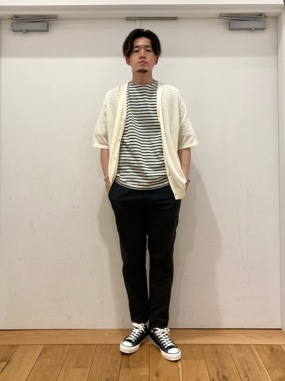 「きれいめカジュアル、ニット、カーディガン、５分袖、FORK&SPOON、ボーダー、ボートネック、GRAMICCI、別注、トラウザーパンツ、converse、allstar、いいね、save、フォローお願いします🤑、フォローミー、URBAN RESEARCH DOORS」｜「Gramicciの『別注』GRAMICCI×DOORS　トラウザー（その他パンツ、ブラック系）」を使った、やまChanさん（メンズ・182cm）の春コーディネートの1枚目の写真