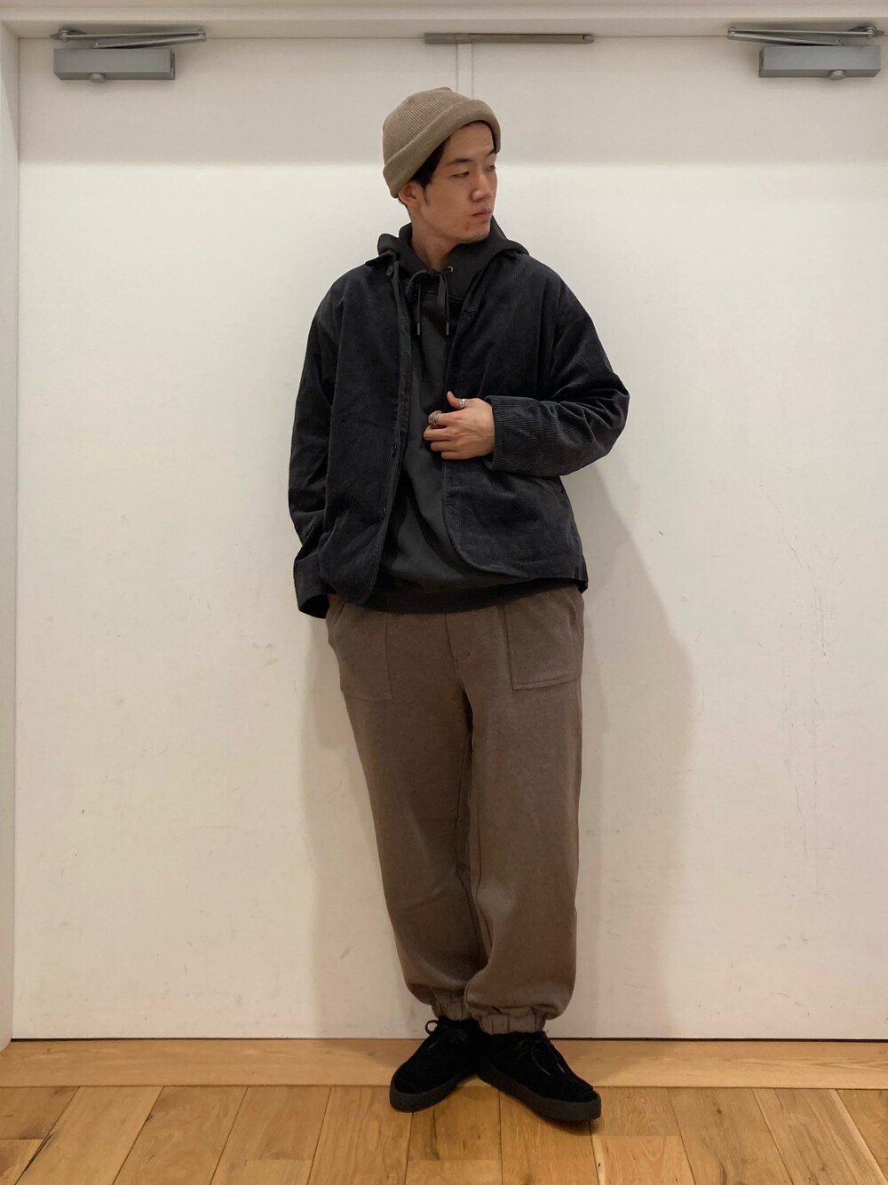 「シンプル、カジュアル、ラフ、snow peak、カーディガン、リバーシブル、フーディー、オーバーサイズ、スウェットパンツ、革靴、いいね、save、フォローお願いします🤑、フォローミー、URBAN RESEARCH、URBAN RESEARCH DOORS、URBAN RESEARCH DOORS MENS」｜「FORK&SPOONのFORK&SPOON　裏起毛スウェットパンツ（その他パンツ、ブラウン系）」を使った、やまChanさん（メンズ・182cm）の秋コーディネートの1枚目の写真