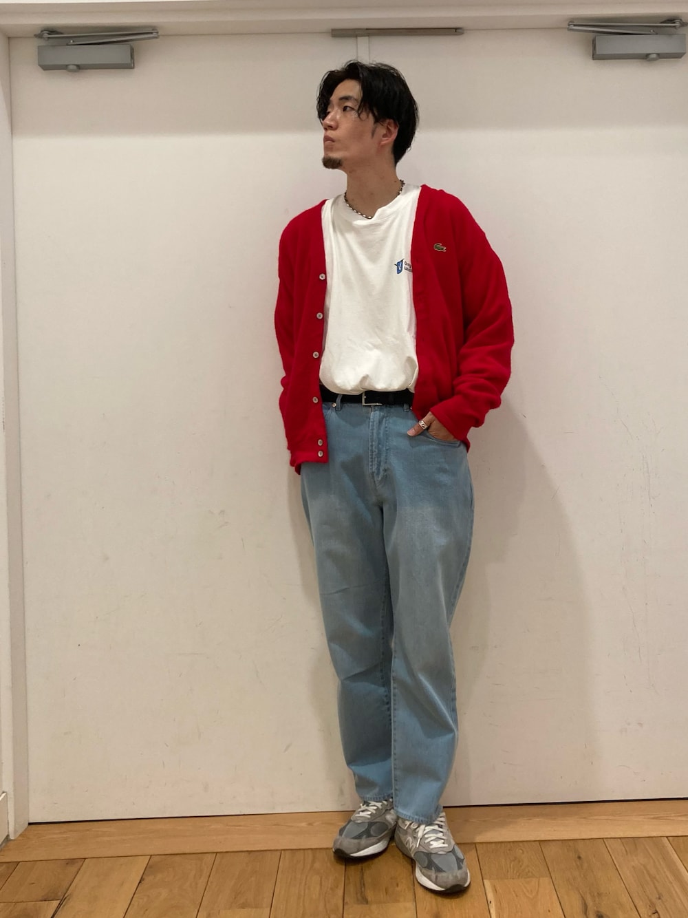 「カーディガン、LACOSTE、ラコステ、古着、古着MIX、赤、red、デニム、ブリーチデニム、ストレートデニム、ニューバランス、いいね、save、フォローお願いします🤑、フォローミー、URBAN RESEARCH DOORS、アーバンリサーチドアーズ」｜「newbalance 993のアイテム（スニーカー、グレー系）」を使った、やまChanさん（メンズ・182cm）の春コーディネートの1枚目の写真
