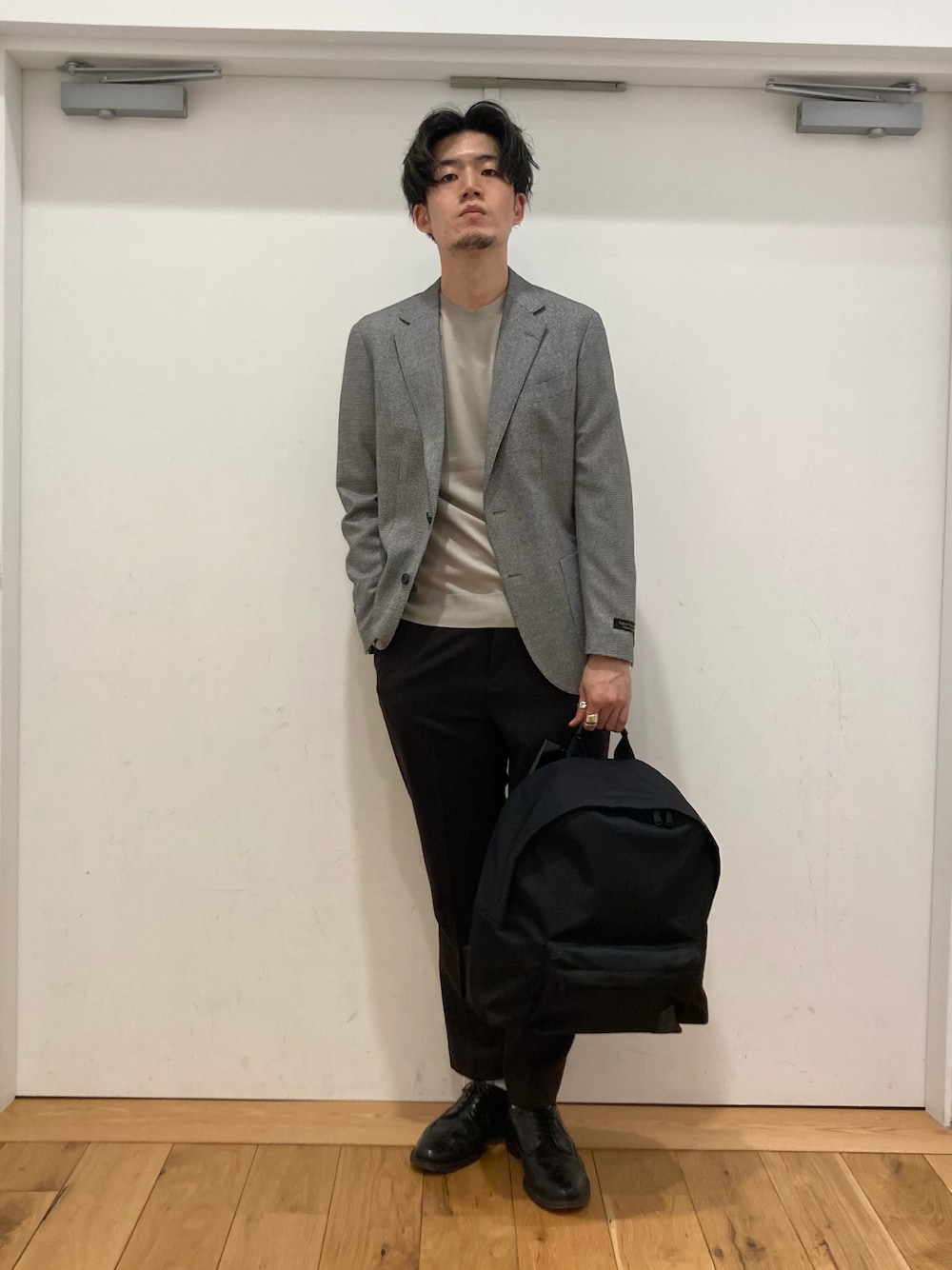 「ジャケット、ジャケパン、スーツスタイル、柄、千鳥柄、クルーネック、ニット、ウールパンツ、テーパードパンツ、革靴、いいね、save、フォローお願いします🤑、フォローミー、URBAN RESEARCH、URBAN RESEARCH DOORS、URBAN RESEARCH DOORS MENS」｜「URBAN RESEARCH DOORSのウールフラノ テーパードトラウザー（その他パンツ、ブラウン系）」を使った、やまChanさん（メンズ・182cm）の秋コーディネートの1枚目の写真