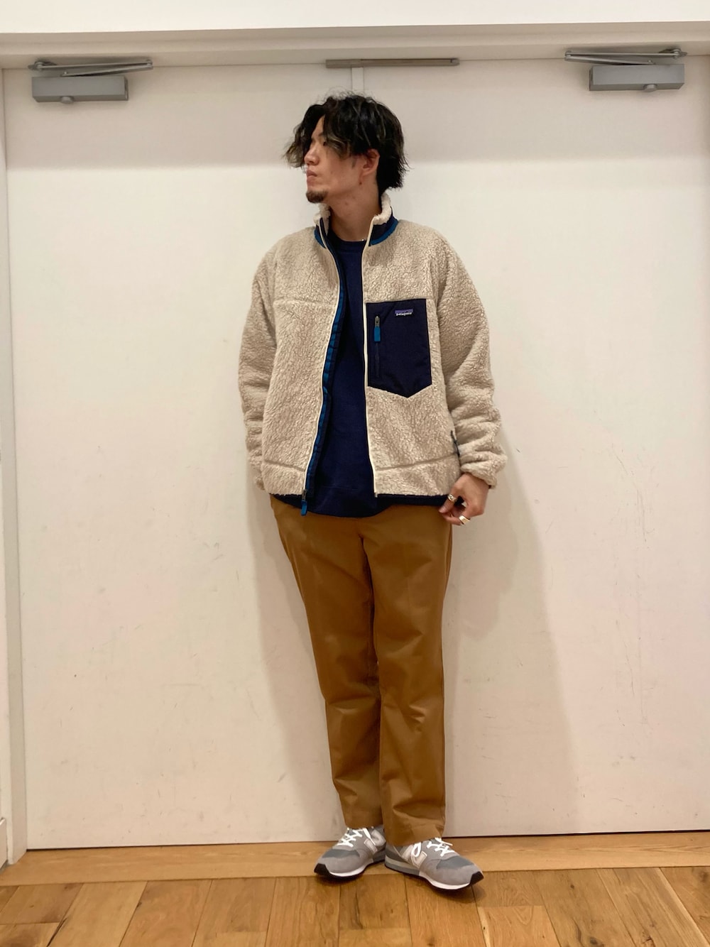 「カジュアルコーデ、キレイめ、patagonia、パタゴニア、レトロX、アウター、ジャケット、スウェット、カラーパンツ、ストレートパンツ、ニューバランス、いいね、save、フォローお願いします🤑、フォローミー、URBAN RESEARCH、URBAN RESEARCH DOORS」｜「URBAN RESEARCH DOORSのストレートカラーパンツ（その他パンツ、オレンジ系）」を使った、やまChanさん（メンズ・182cm）の秋コーディネートの1枚目の写真