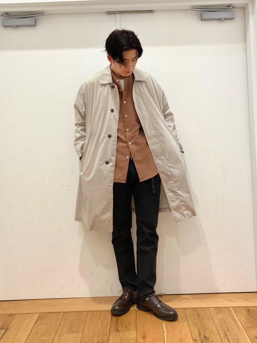 「きれいめカジュアル、コート、スプリングコート、春コーデ、春服みてみて、シャツスタイル、バンドカラーシャツ、ブラウン、グラミチ、デニム、デッキシューズ、いいね、save、フォローお願いします🤑、フォローミー、アーバンリサーチドアーズ、URBAN RESEARCH DOORS」｜「Gramicciのアイテム（パンツ、ブラック系）」を使った、やまChanさん（メンズ・182cm）の春コーディネートの1枚目の写真