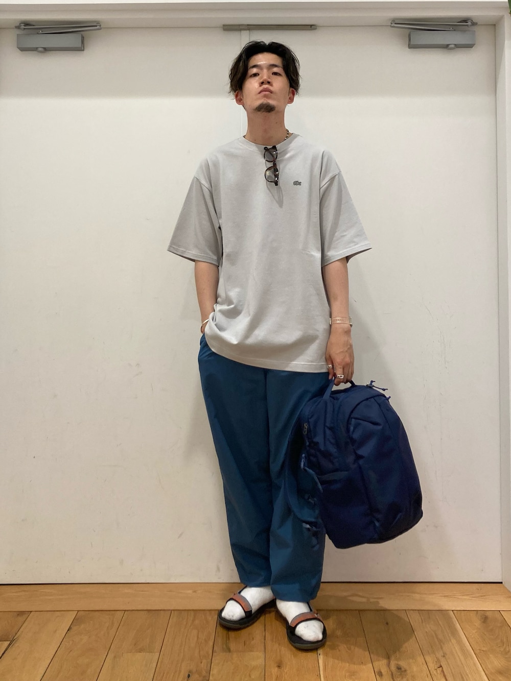 「FUDGEBOYのトラッドスタイル、オーバーサイズ、LACOSTE、別注、Tシャツ、鹿の子、BURLAP OUTFITTER、ナイロンパンツ、ブルー、teva、サンダル、いいね、save、フォローお願いします🤑、フォローミー、URBAN RESEARCH DOORS、アーバンリサーチドアーズ」｜「patagoniaのアイテム（バッグ、ブルー系）」を使った、やまChanさん（メンズ・182cm）の春コーディネートの1枚目の写真