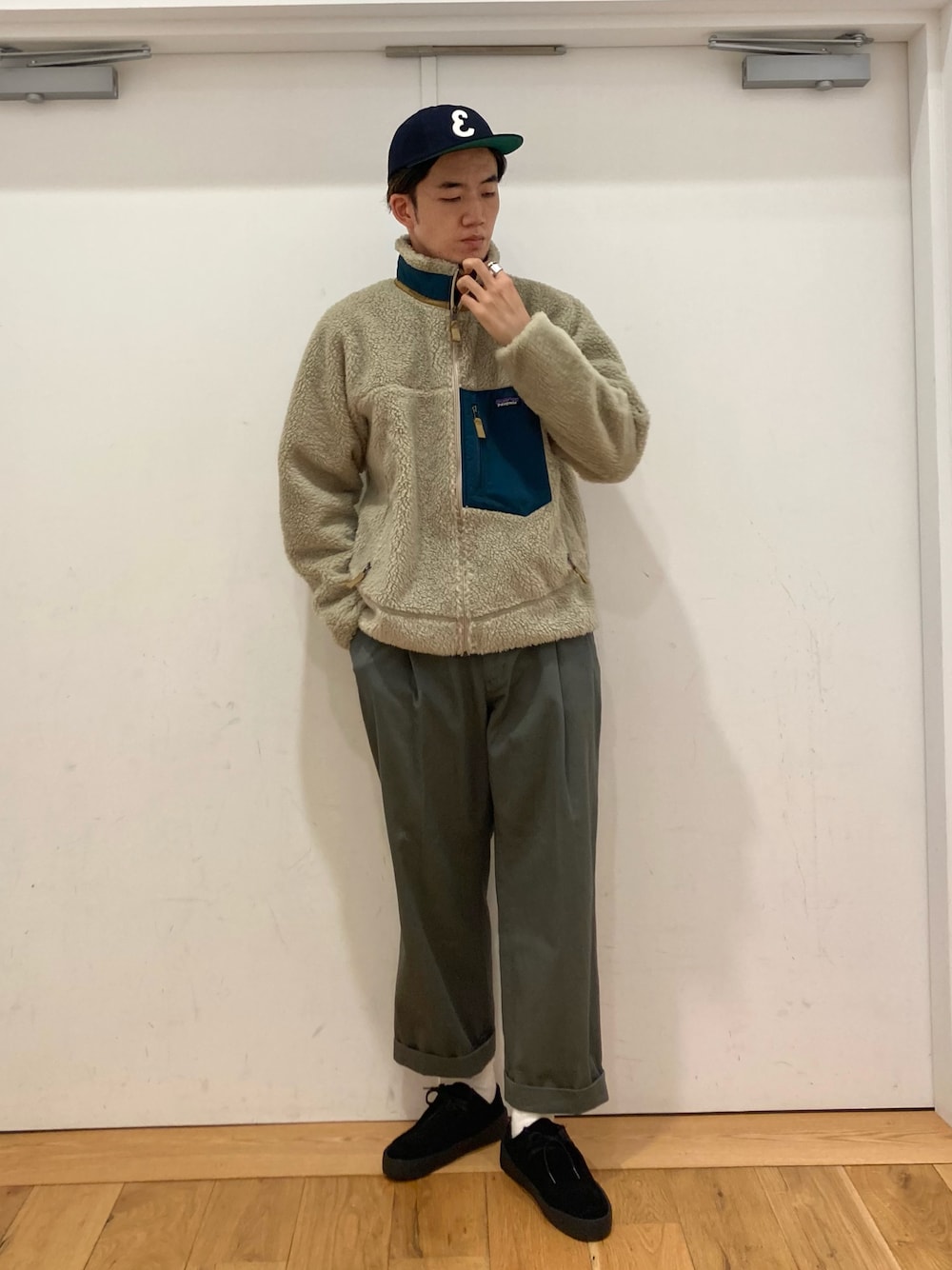 「秋のコーデ、きれいめカジュアル、キャップ、patagonia、パタゴニア、レトロX、ジャケット、アウター、タックパンツ、チノパン、革靴、いいね、save、フォローお願いします🤑、フォローミー、URBAN RESEARCH、URBAN RESEARCH DOORS」｜「FORK&SPOONのFORK&SPOON　ワンタックチノパンツ（その他パンツ、グリーン系）」を使った、やまChanさん（メンズ・182cm）の秋コーディネートの1枚目の写真