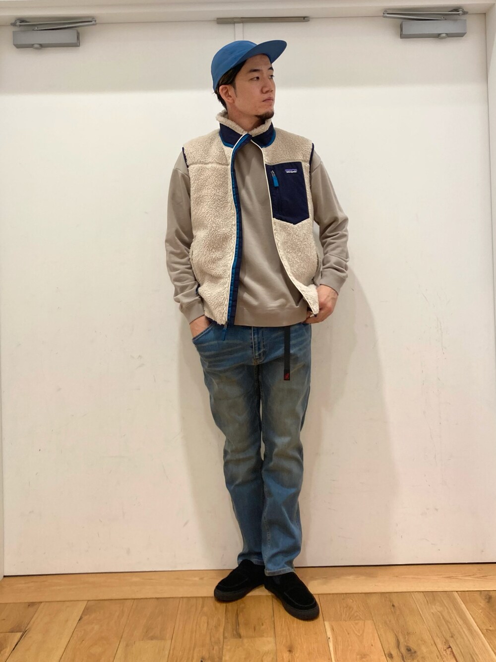 「きれいめカジュアル、シンプルコーデ、大人カジュアル、大人コーデ、patagonia、パタゴニア、キレイめ、カジュアル、デニム、GRAMICCI、ローファー、いいね、save、フォローお願いします🤑、フォローミー、URBAN RESEARCH、URBAN RESEARCH DOORS」｜「Gramicciのアイテム（デニムパンツ、ブルー系）」を使った、やまChanさん（メンズ・182cm）の秋コーディネートの1枚目の写真
