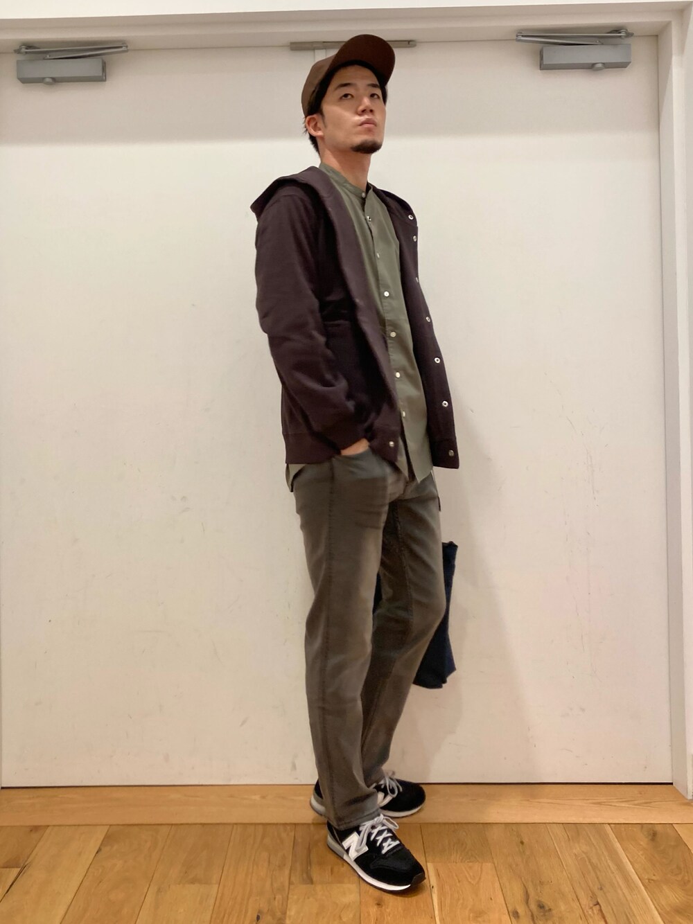 「秋のコーデ、シンプルスタイル、きれいめカジュアル、秋服、秋カラー、ブラウン、パーカー、バンドカラーシャツ、グラミチ、デニム、ブラックデニム、いいね、save、フォローお願いします🤑、フォローミー、URBAN RESEARCH、URBAN RESEARCH DOORS」｜「Gramicciのアイテム（パンツ、ブラック系）」を使った、やまChanさん（メンズ・182cm）の秋コーディネートの1枚目の写真