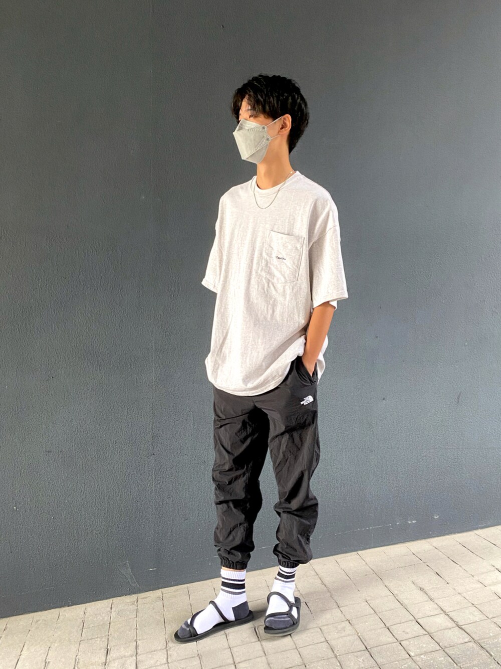 「ビッグシルエット、モノトーン、大人カジュアル、ノースフェイス、サンダルに靴下、フォローミー、おしゃれさんと繋がりたい、ノーティカ、いいね、save、フォローお願いします🤑、シンフルコーデ、ファッションの力を信じよう、ラブアンドピース2021、らぶ」｜「THE NORTH FACEのTHE NORTH FACE/ザノースフェイス Versatilepant/バーサタイルパンツ/NB31948（その他パンツ、ブラック系）」を使った、kota_nさん（メンズ・180cm）の秋コーディネートの1枚目の写真