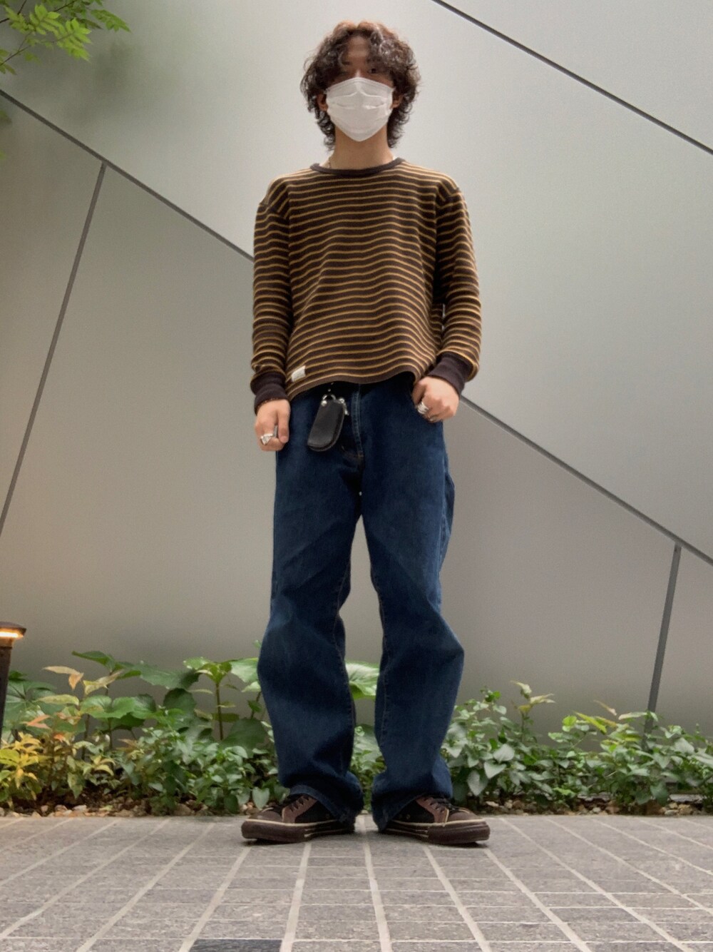 「カジュアルコーデ、お洒落さんとつながりたい、秋、低身長、converse、古着、デニムパンツ、シンプルスタイル、キーケース」｜「usedのアイテム（Tシャツ/カットソー、オレンジ系）」を使った、Yuwaさん（メンズ・167cm）の秋コーディネートの1枚目の写真