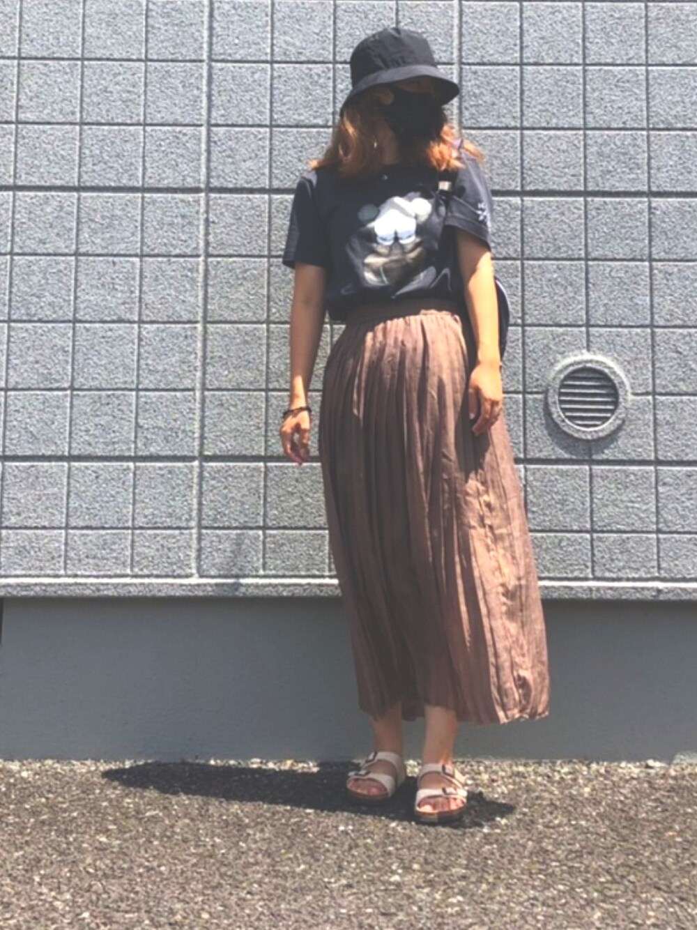 「カジュアルコーデ、シンプルコーデ、birkenstock、UNIQLO×kaws、kaws、PAGEBOY、ページボーイ、休日スタイル、ママコーデ、ママファッション、ママコーディネート、ママカジュアル、mamafashion、mamaコーデ、mamacode」｜「PAGEBOYのシャイニーシアープリーツスカート（スカート、ゴールド系）」を使った、ひーちゃんさん（キッズ・90cm）の秋コーディネートの1枚目の写真