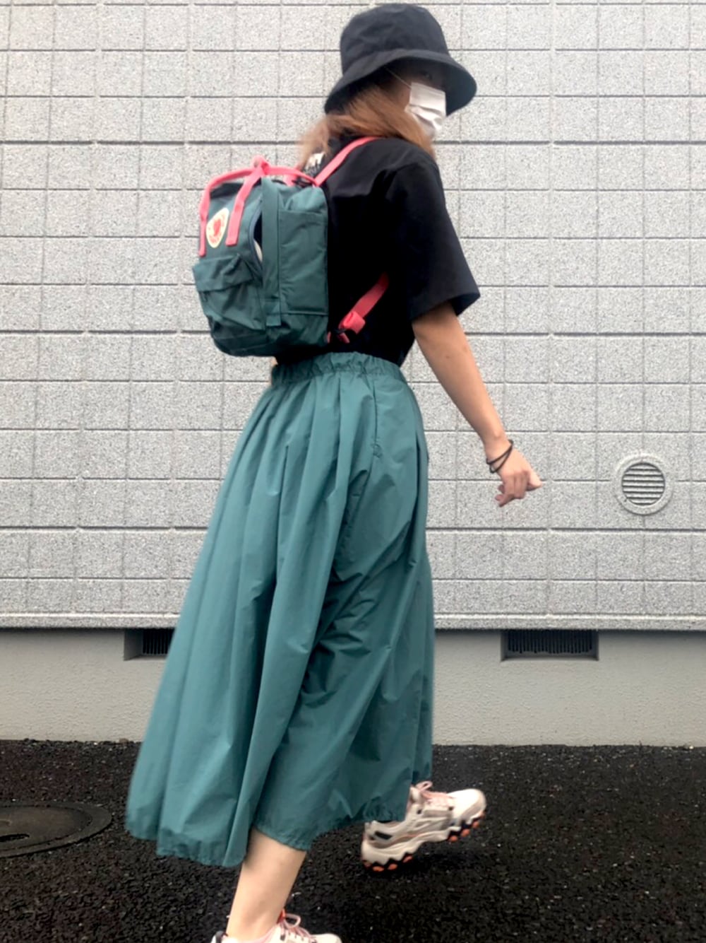 「カジュアルコーデ、シンプルコーデ、休日スタイル、Tシャツ、夏コーデ、リラックススタイル、ヘリーハンセン、HELLY HANSEN、kanken、kankenmini、FILAスニーカー、FILA、fila、黒Tシャツ、バケットハット」｜「HELLY HANSENのアイテム（帽子、ブラック系）」を使った、ひーちゃんさん（キッズ・90cm）の秋コーディネートの1枚目の写真