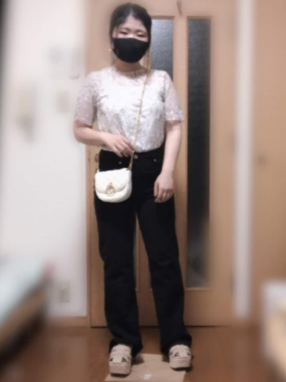 ブラック系のその他パンツ、ベージュ系のサンダル、ホワイト系のショルダーバッグを着用したレディースの夏コーディネートの1枚目の写真