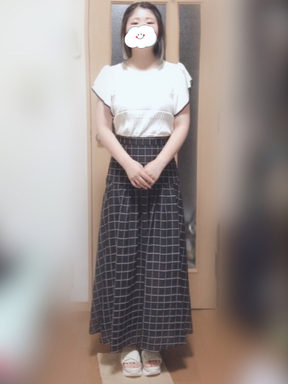 ホワイト系のニット/セーター、ブラック系のスカートを着用したレディースの夏コーディネートの1枚目の写真