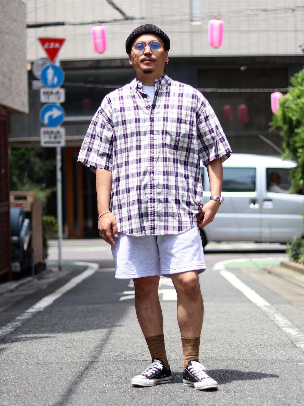 「シンプルコーデ、夏コーデ、カジュアルコーデ、古着コーデ、チェックシャツ、パープル、グレー、ハーフパンツ、スウェットパンツ、eddiebauer」｜「RACALのSummer Paper Knit Roll Watch / サマー和紙ニットロールワッチ（ニットキャップ/ビーニー、ブラック系）」を使った、koji@しらふ酒場さん（メンズ・166cm）の夏コーディネートの1枚目の写真