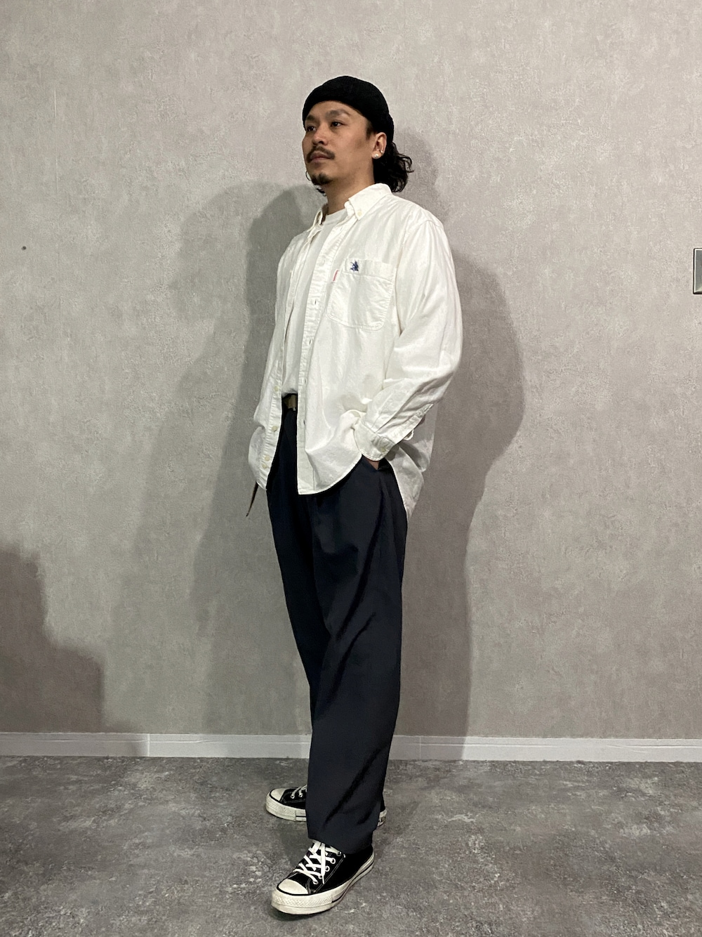 「春、スニーカーコーデ、お洒落さんとつながりたい、今日のコーデ、ニット帽、白シャツ、スラックス、racal、Gildan、GU、converse、プチプラ、モノトーン」｜「CONVERSEのCONVERSE コンバース オール スター オックス / ALL STAR OX(BLACK) 32160321（スニーカー、ブラック系）」を使った、koji@しらふ酒場さん（メンズ・166cm）の春コーディネートの1枚目の写真