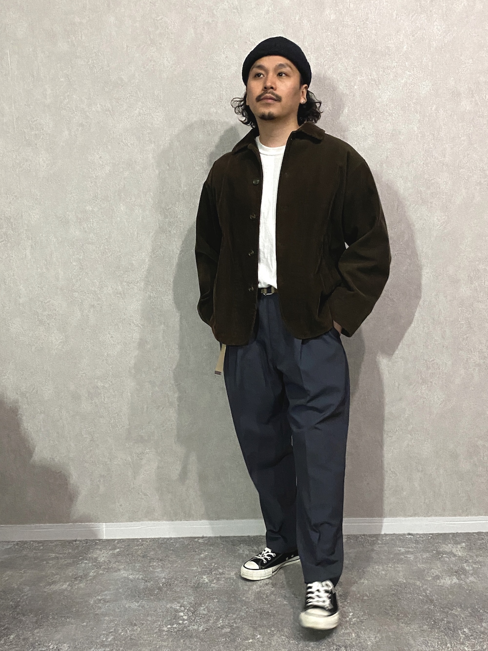 「シンプルコーデ、春コーデ、おしゃれさんと繋がりたい、プチプラ、ニット帽、ジャケット、ロンT、スラックス、スニーカー、Gildan、racal、URBAN RESEARCH DOORS、UNIQLO、GU、converse」｜「CONVERSEのCONVERSE コンバース オール スター オックス / ALL STAR OX(BLACK) 32160321（スニーカー、ブラック系）」を使った、koji@しらふ酒場さん（メンズ・166cm）の春コーディネートの1枚目の写真