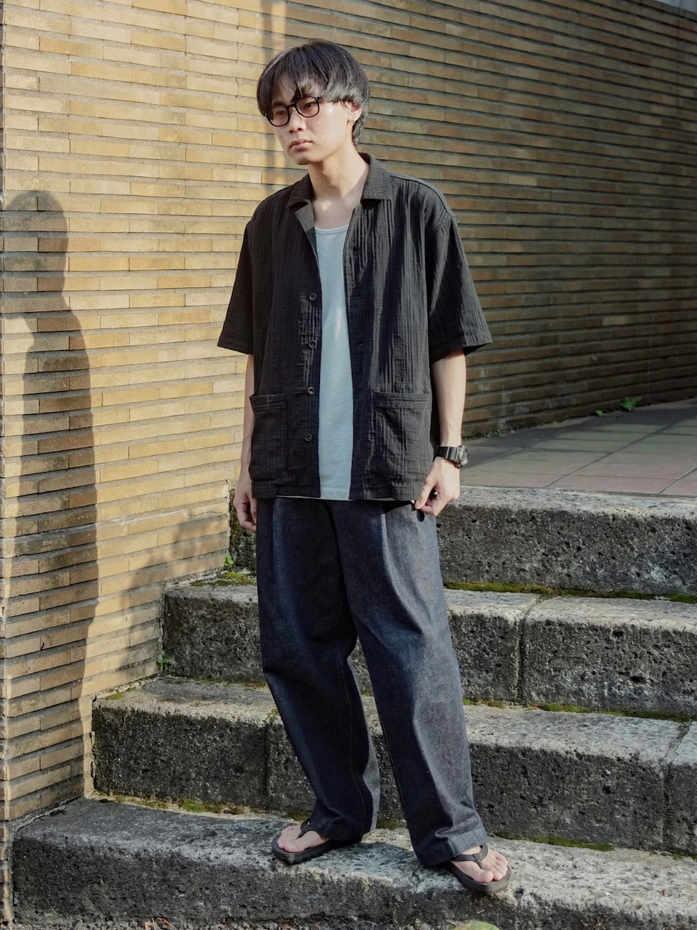 ブルー系のデニムパンツ、ブラック系のサンダル、ブラック系のシャツ/ブラウスを着用したメンズの夏コーディネートの1枚目の写真