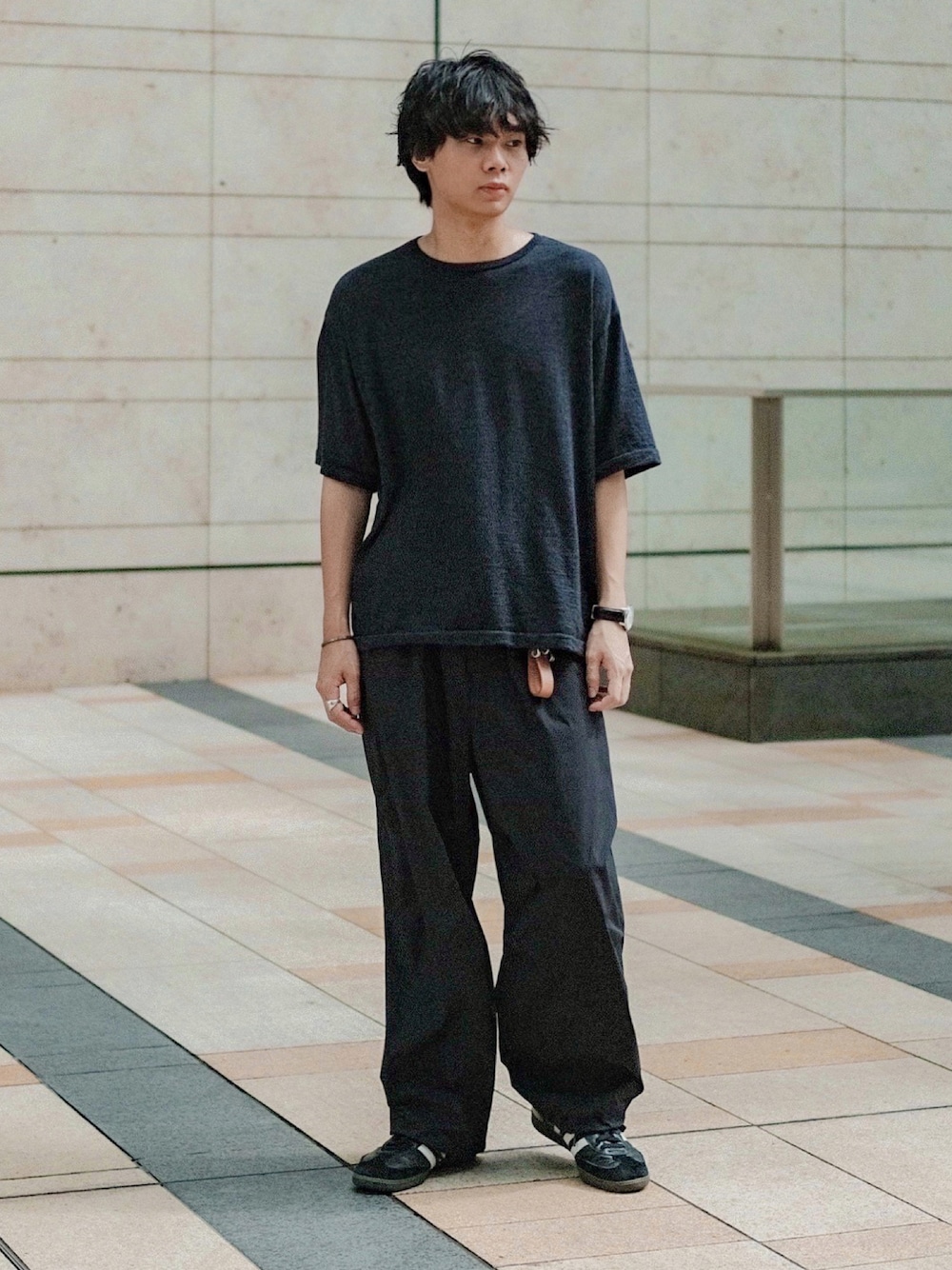 ブラック系のTシャツ/カットソー、ブラック系のその他パンツ、ブラック系のスニーカーを着用したメンズの秋コーディネートの1枚目の写真