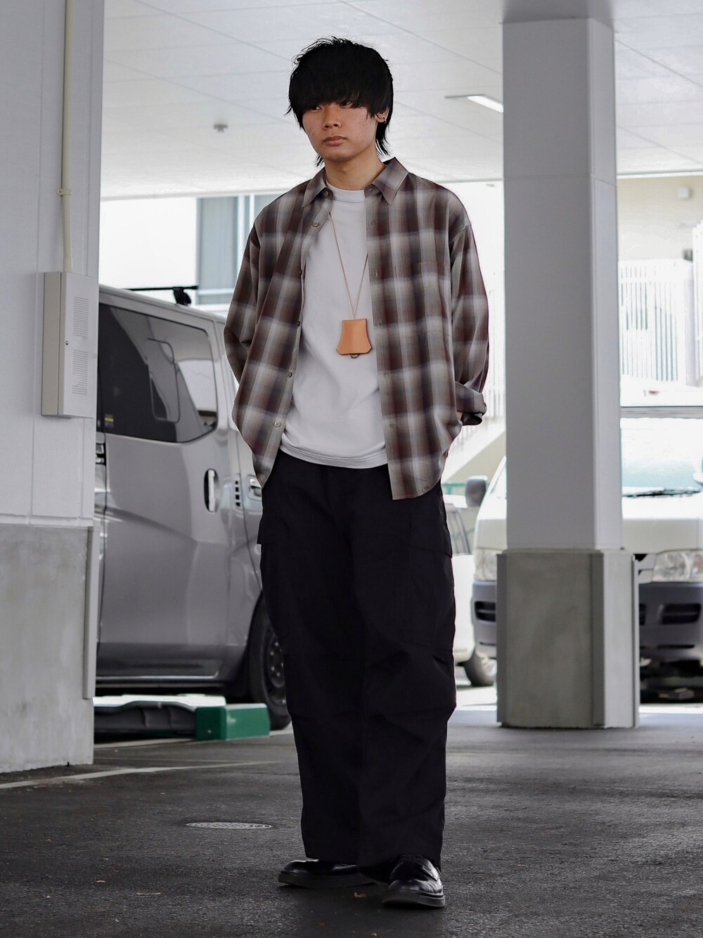 ブラウン系のシャツ/ブラウス、ホワイト系のTシャツ/カットソー、ブラック系のカーゴパンツを着用したメンズの春コーディネートの1枚目の写真