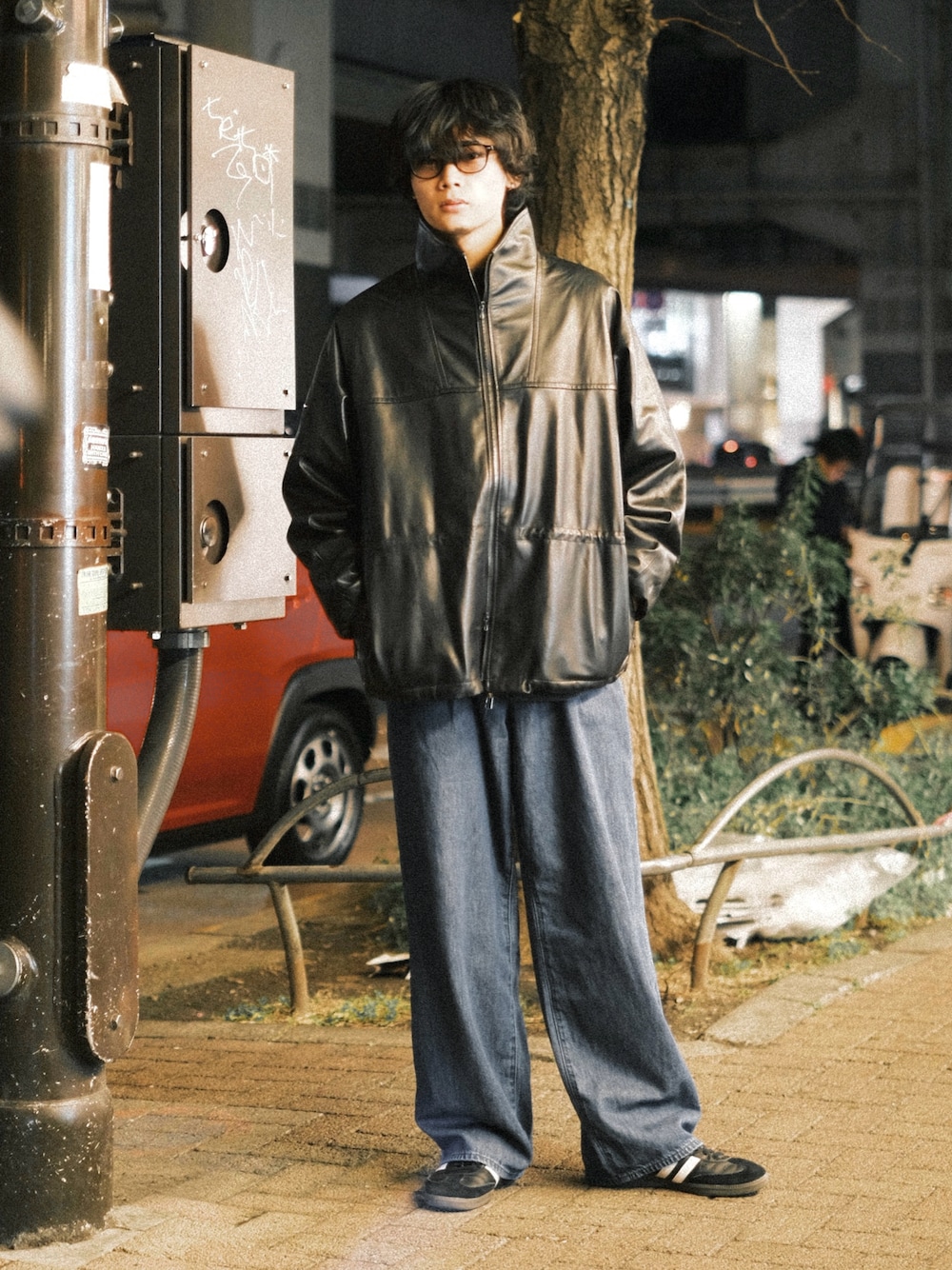 ブラック系のブルゾン、ブルー系のデニムパンツ、ブラック系のスニーカーを着用したメンズの冬コーディネートの1枚目の写真