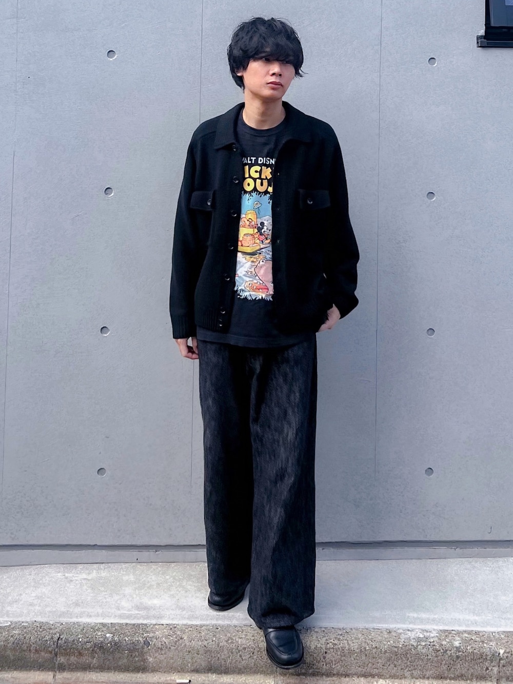 ブラック系のデニムパンツ、ブラック系のローファー、ブラック系のニット/セーターを着用したメンズの秋コーディネートの1枚目の写真
