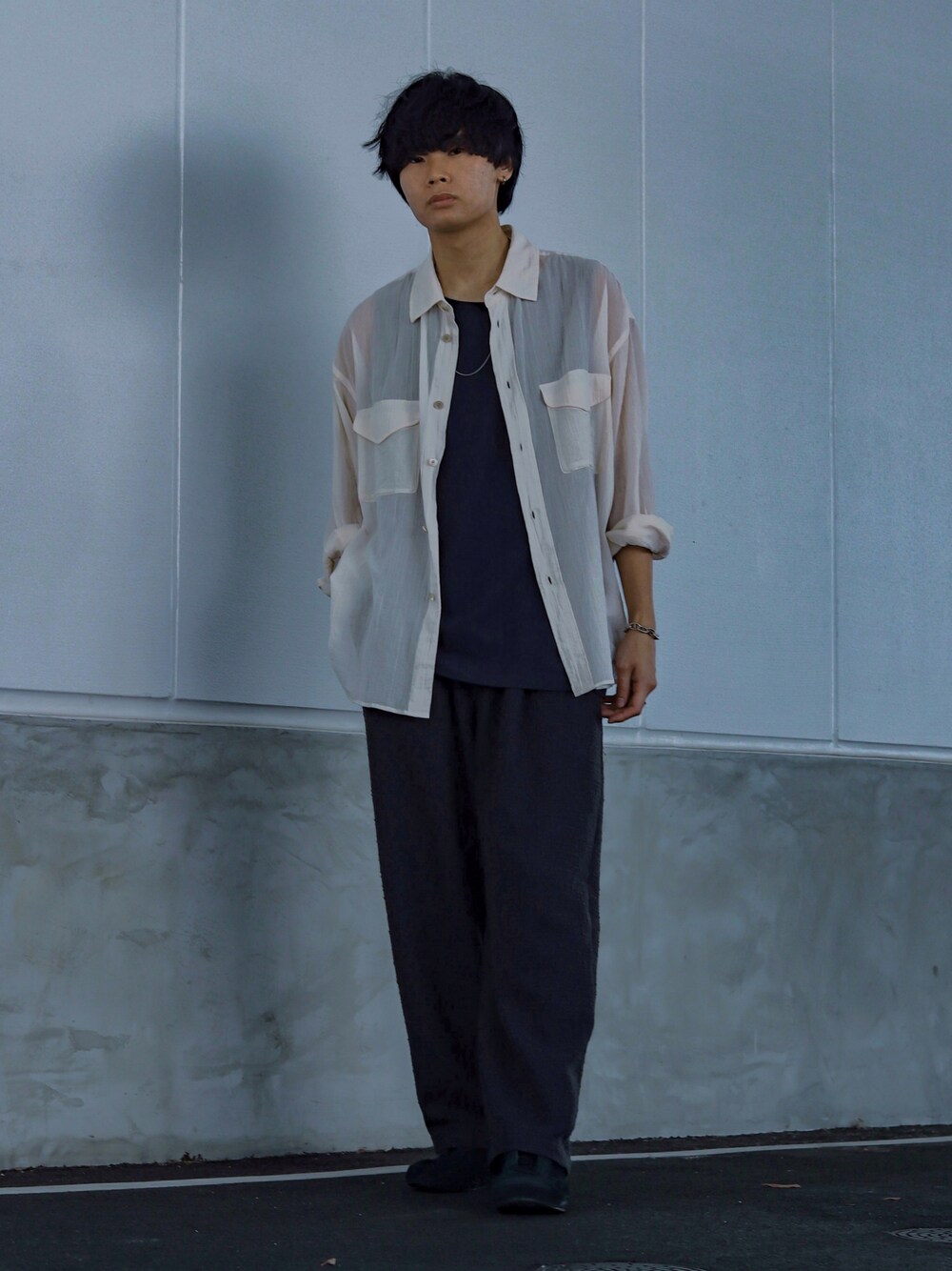 ブラック系のタンクトップ、ホワイト系のシャツ/ブラウス、グレー系のその他パンツを着用したメンズの春コーディネートの1枚目の写真