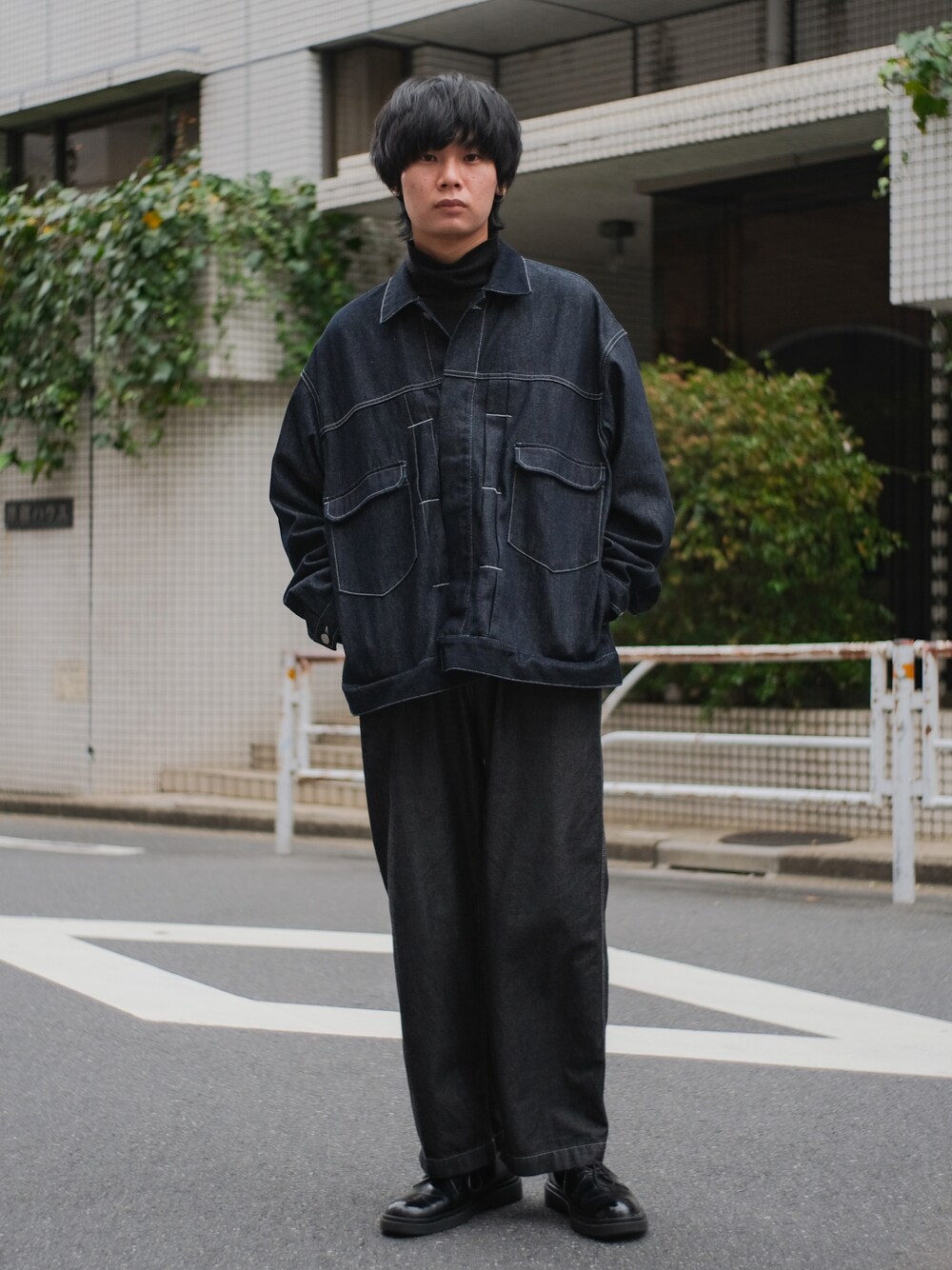 ブルー系のセットアップ、グレー系のデニムパンツ、ブラック系のドレスシューズを着用したメンズの冬コーディネートの1枚目の写真