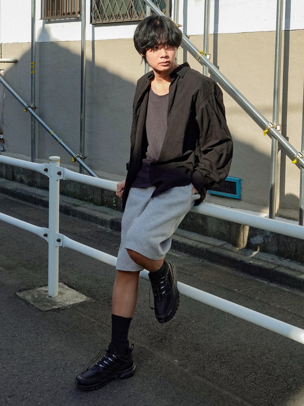 ブラック系のスニーカー、グレー系のスウェットパンツ、ブラック系のタンクトップを着用したメンズの春コーディネートの1枚目の写真