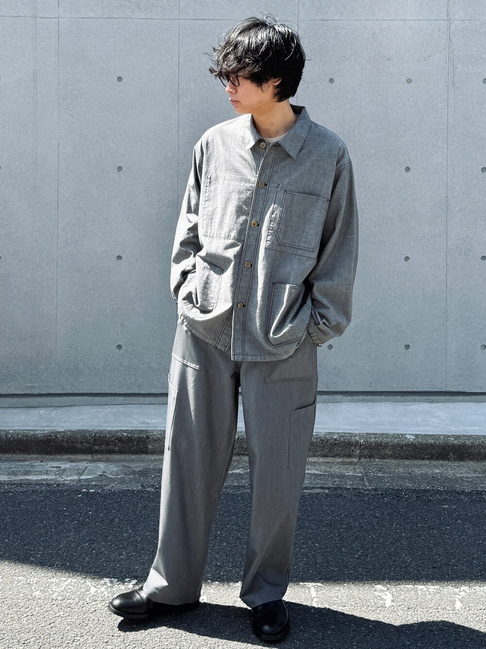 ブラック系のブーツ、グレー系のその他パンツ、グレー系のカバーオールを着用したメンズの春コーディネートの1枚目の写真