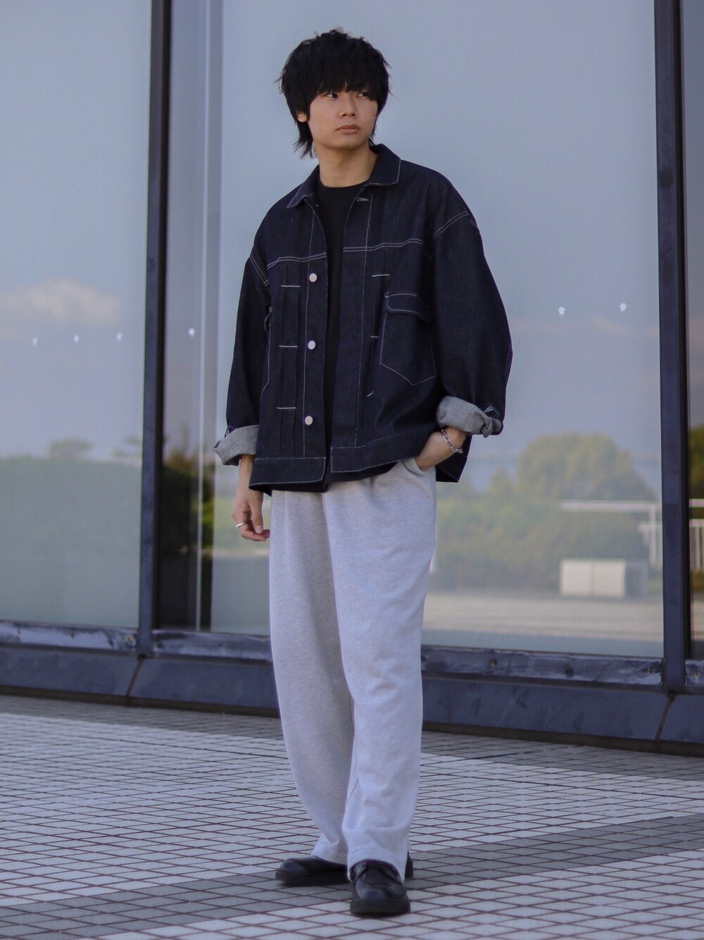 ブルー系のセットアップ、ブラック系のTシャツ/カットソー、グレー系のスウェットパンツを着用したメンズの春コーディネートの1枚目の写真