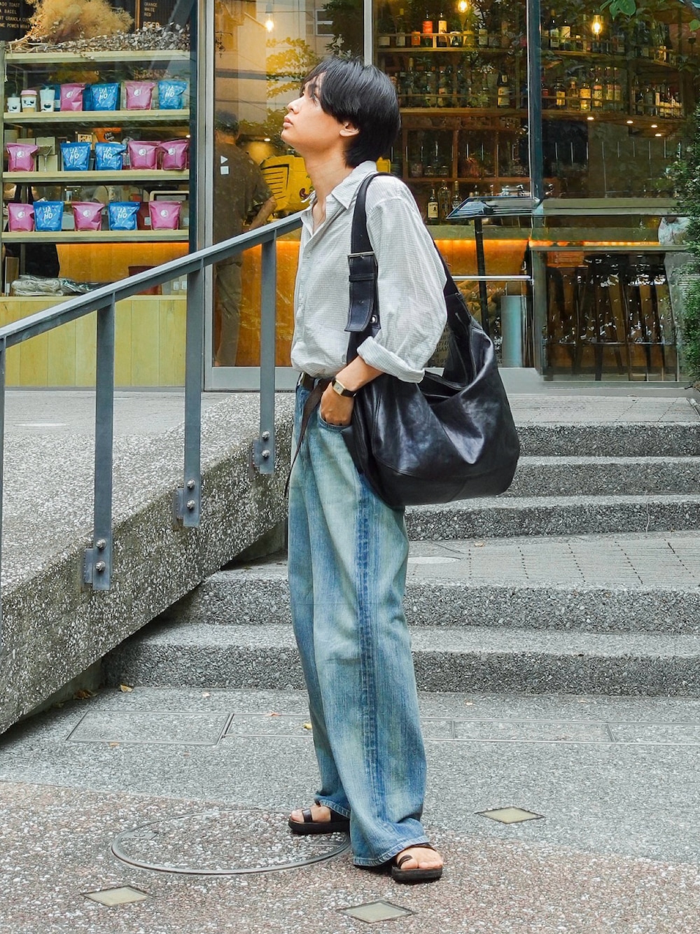 ブルー系のデニムパンツ、ブラック系のサンダル、ホワイト系のシャツ/ブラウスを着用したメンズの秋コーディネートの1枚目の写真