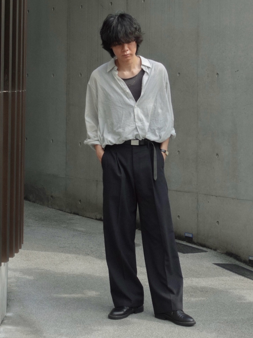 ブラック系のドレスシューズ、ホワイト系のシャツ/ブラウス、グレー系のタンクトップを着用したメンズの春コーディネートの1枚目の写真