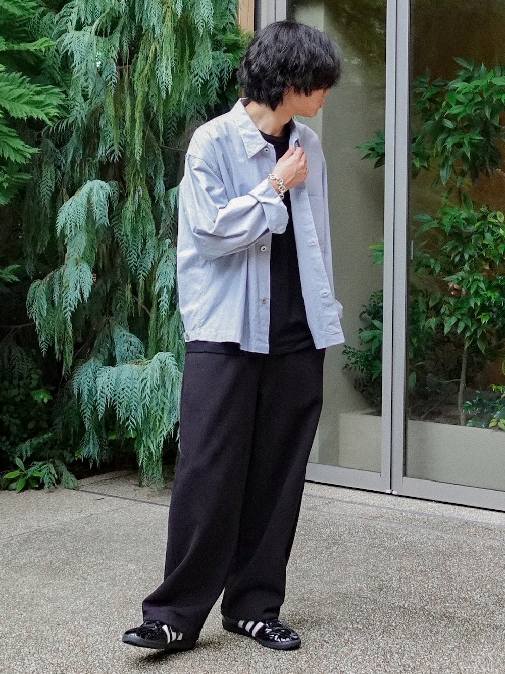 ブラック系のTシャツ/カットソー、ブラック系のスニーカー、ブラック系のスウェットパンツを着用したメンズの秋コーディネートの1枚目の写真