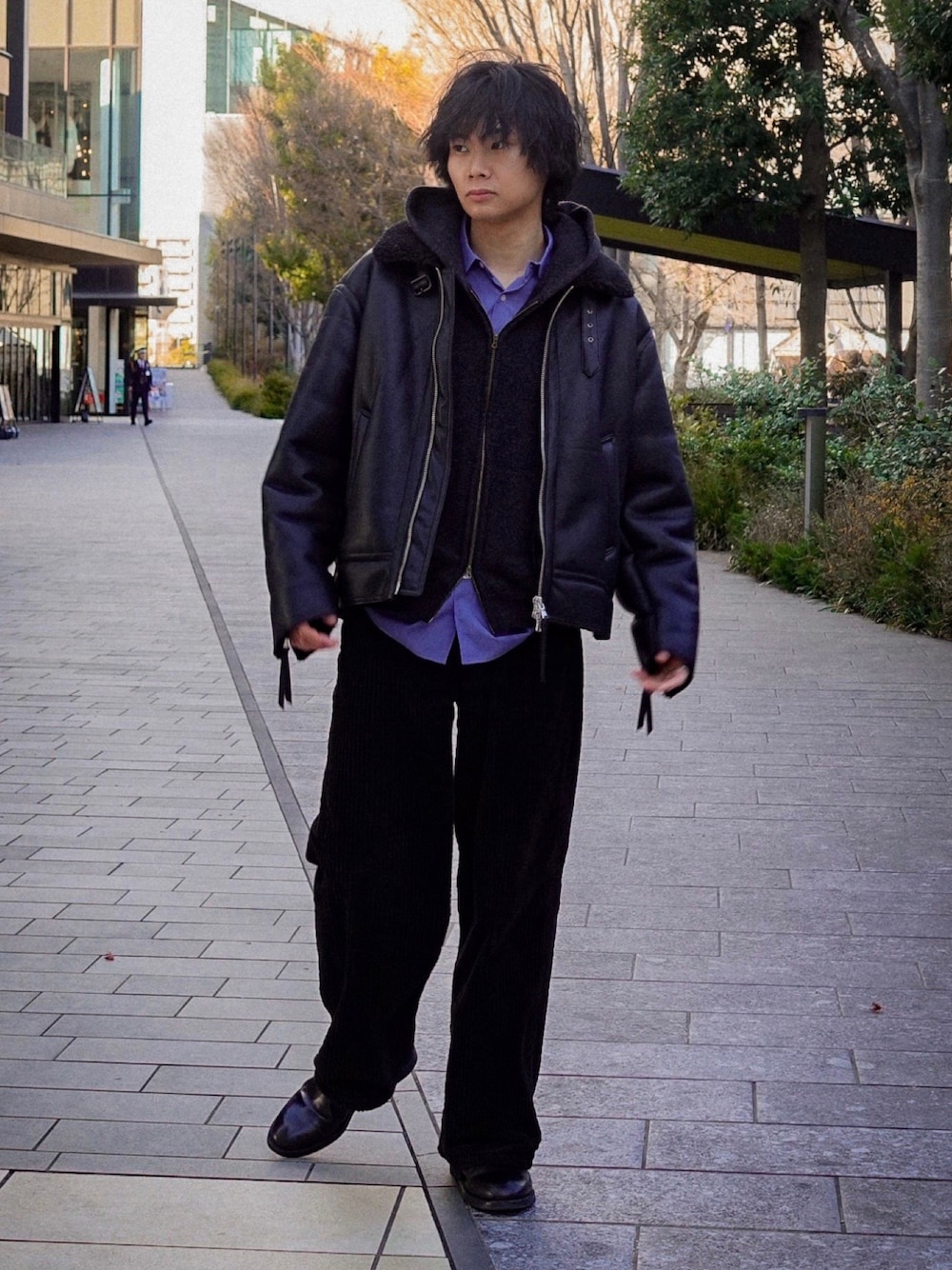 ブラック系のパーカー、ブルー系のシャツ/ブラウス、ブラック系のブルゾンを着用したメンズの冬コーディネートの1枚目の写真