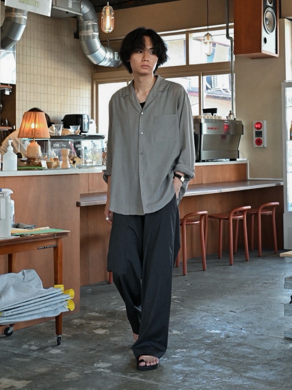 ブラック系のサンダル、ベージュ系のシャツ/ブラウス、ブラック系のタンクトップを着用したメンズの夏コーディネートの1枚目の写真