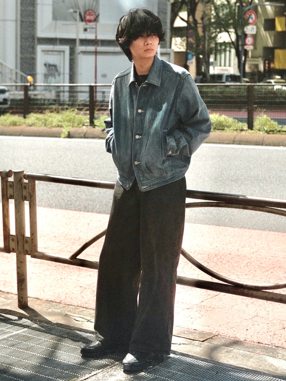 ブルー系のデニムジャケット、ブラック系のデニムパンツ、ブラック系のTシャツ/カットソーを着用したメンズの春コーディネートの1枚目の写真