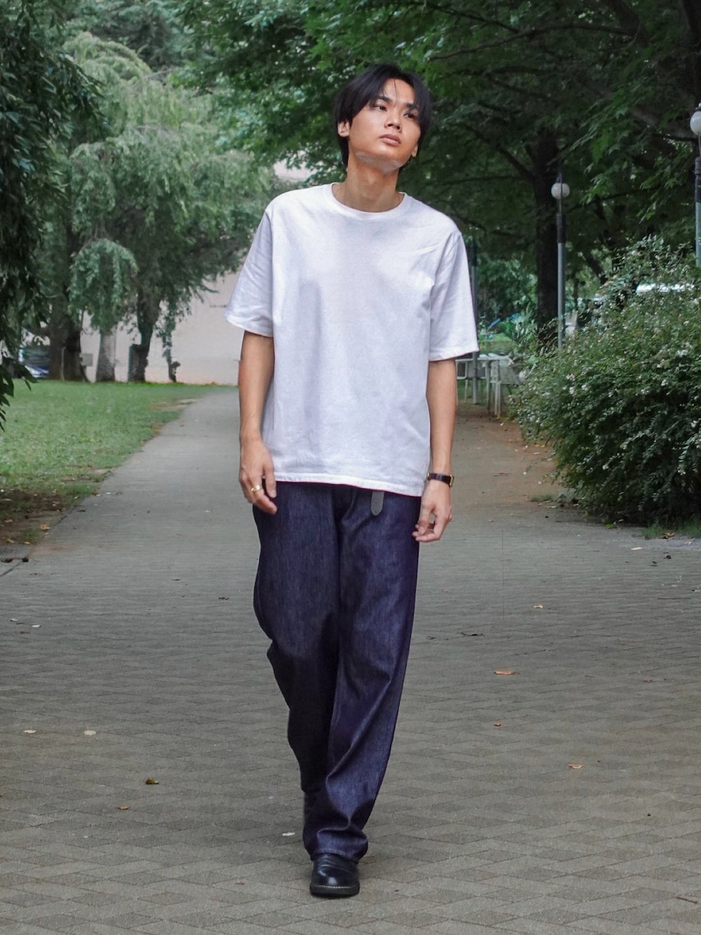 ホワイト系のTシャツ/カットソー、ブラック系のドレスシューズ、ブルー系のデニムパンツを着用したメンズの夏コーディネートの1枚目の写真