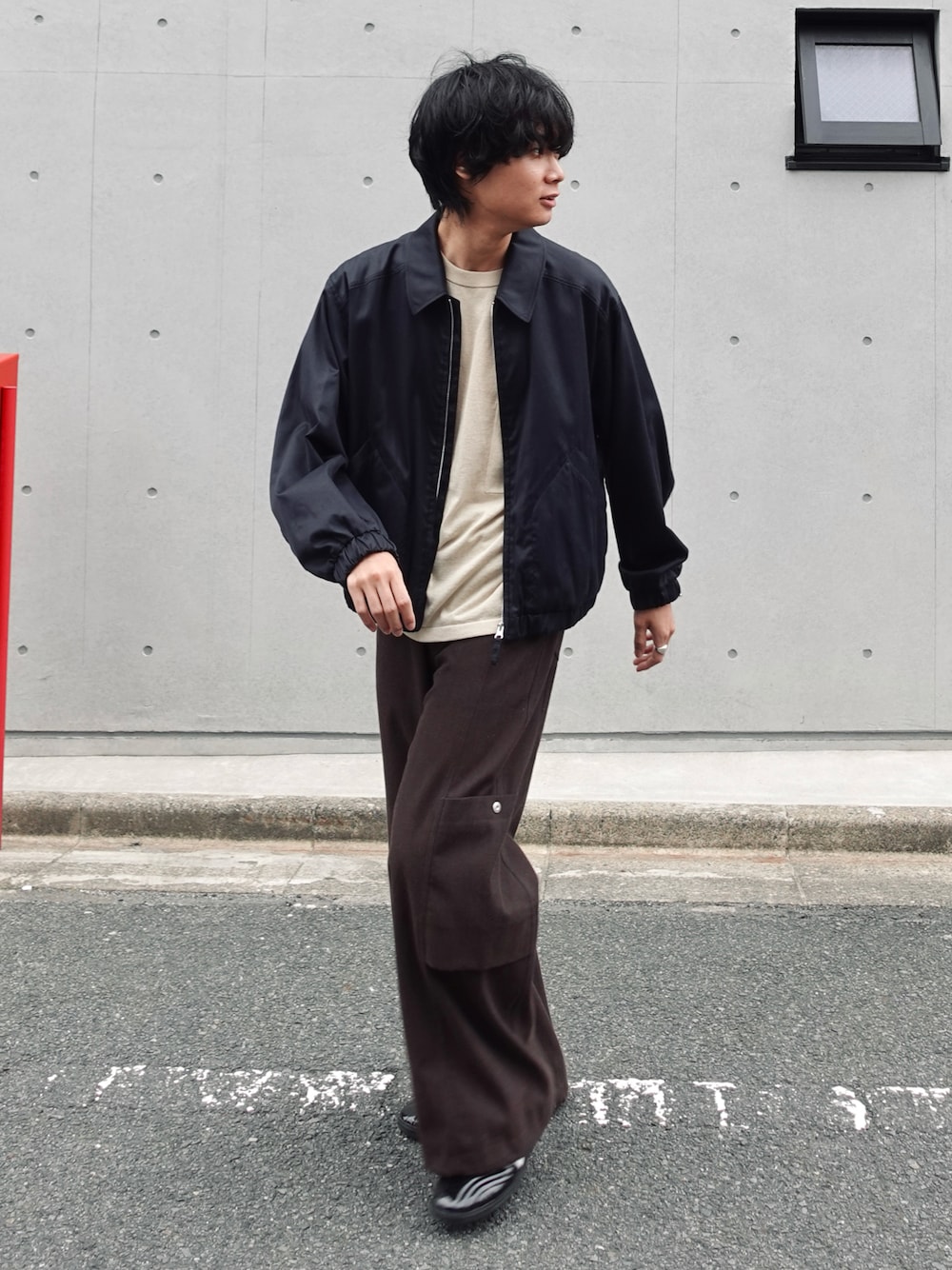 ブラウン系のカーゴパンツ、ブラック系のブルゾン、グレー系のTシャツ/カットソーを着用したメンズの夏コーディネートの1枚目の写真