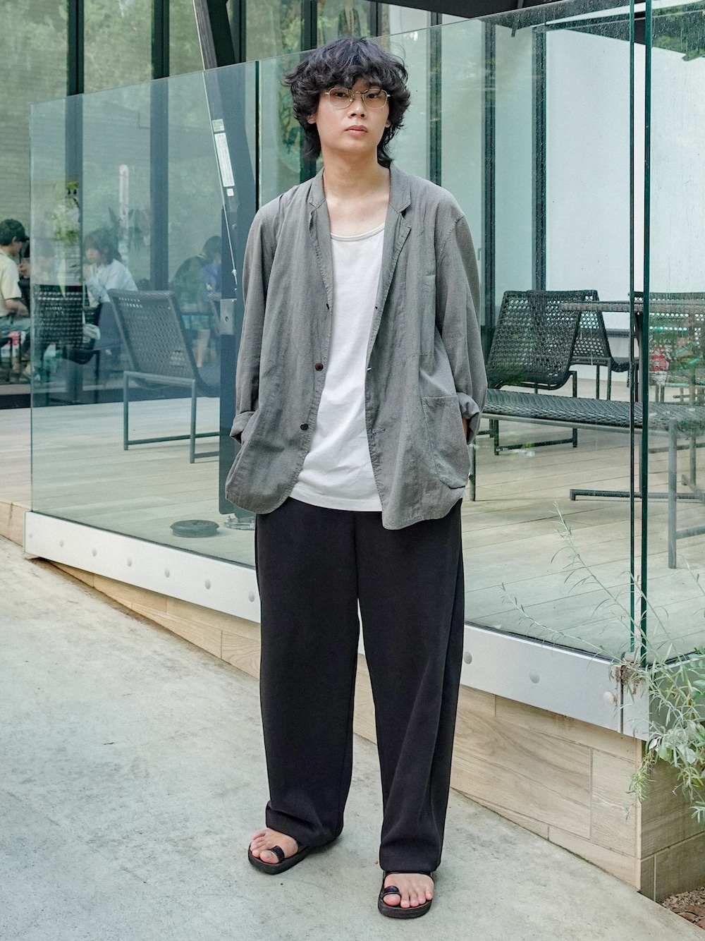 ホワイト系のタンクトップ、ブラック系のサンダル、グレー系のテーラードジャケットを着用したメンズの夏コーディネートの1枚目の写真
