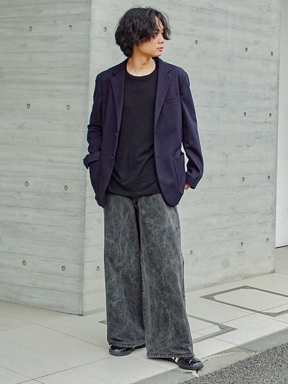 ブラック系のデニムパンツ、ブラック系のTシャツ/カットソー、ブラック系のスニーカーを着用したメンズの秋コーディネートの1枚目の写真