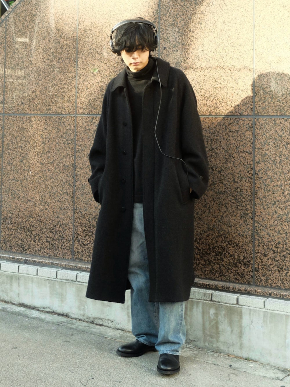 「冬を彩る色いろコーデ、WEARyouthコーデ、きれいめカジュアル、ヘッドホン、タートルネック、コート、デニム、ブーツ、デートコーデ、お出かけコーデ、ニット、シンプルコーデ、冬アウター、レイヤードスタイル、冬コーデ」｜「LIDNMのPREMIUM SHETLAND BAL COLLAR（その他アウター、ブラック系）」を使った、平莉川己夢(コム)さん（メンズ・174cm）の冬コーディネートの1枚目の写真