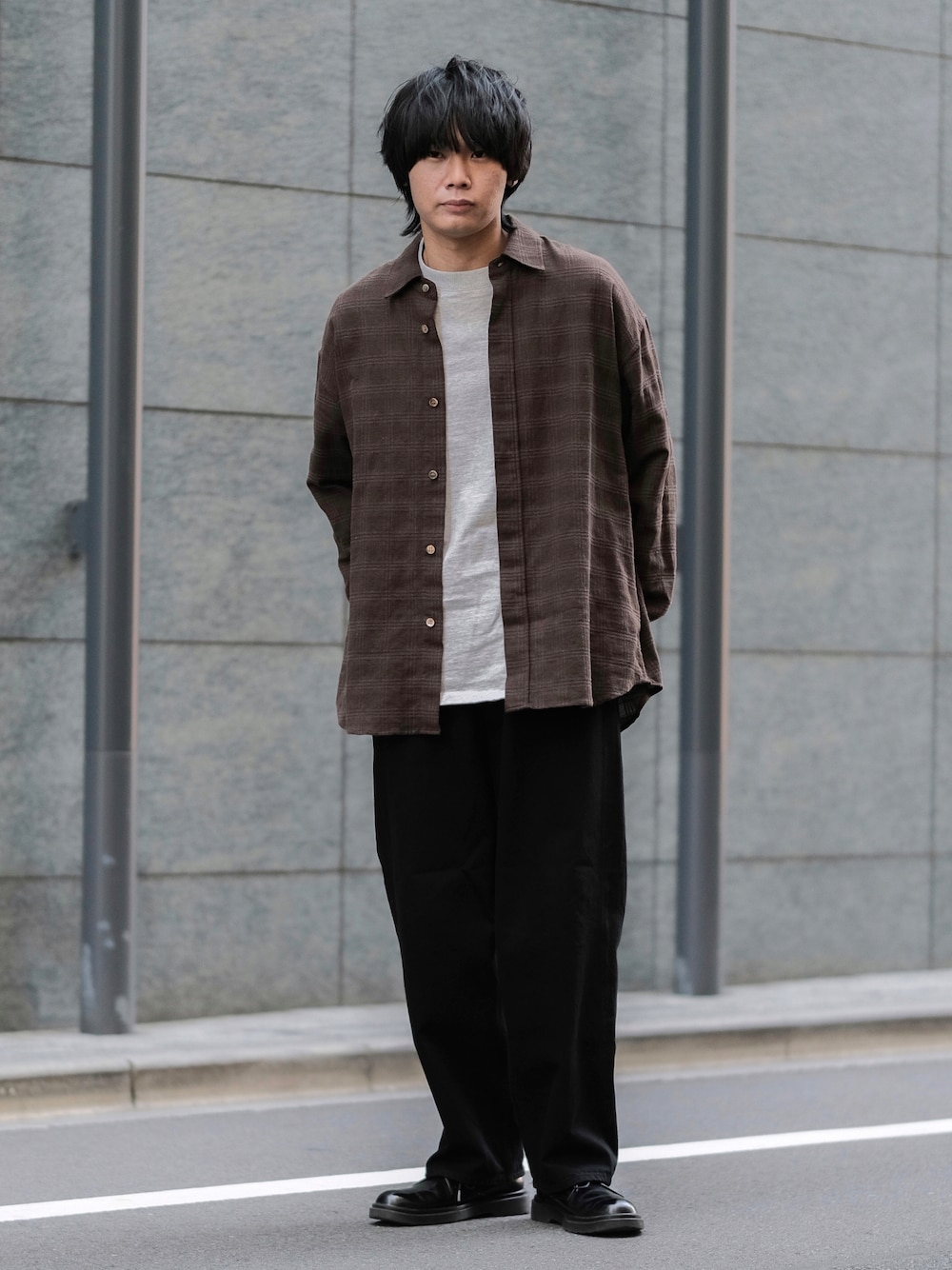 ブラウン系のシャツ/ブラウス、グレー系のTシャツ/カットソー、ブラック系のデニムパンツを着用したメンズの春コーディネートの1枚目の写真