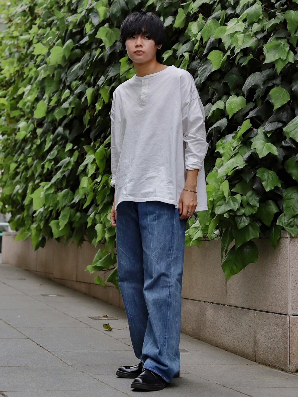 ホワイト系のTシャツ/カットソー、ブルー系のデニムパンツ、ブラック系のドレスシューズを着用したメンズの春コーディネートの1枚目の写真