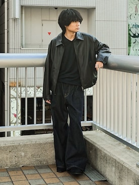 「WETTEMPT（ウィテンプト）の1 TUCK BUGGY DENIM PANTS / ワンタックバギーデニムパンツ（デニムパンツ、ブルー系）」を使った、平莉川己夢(コム)さん（メンズ・172cm）の春コーディネート