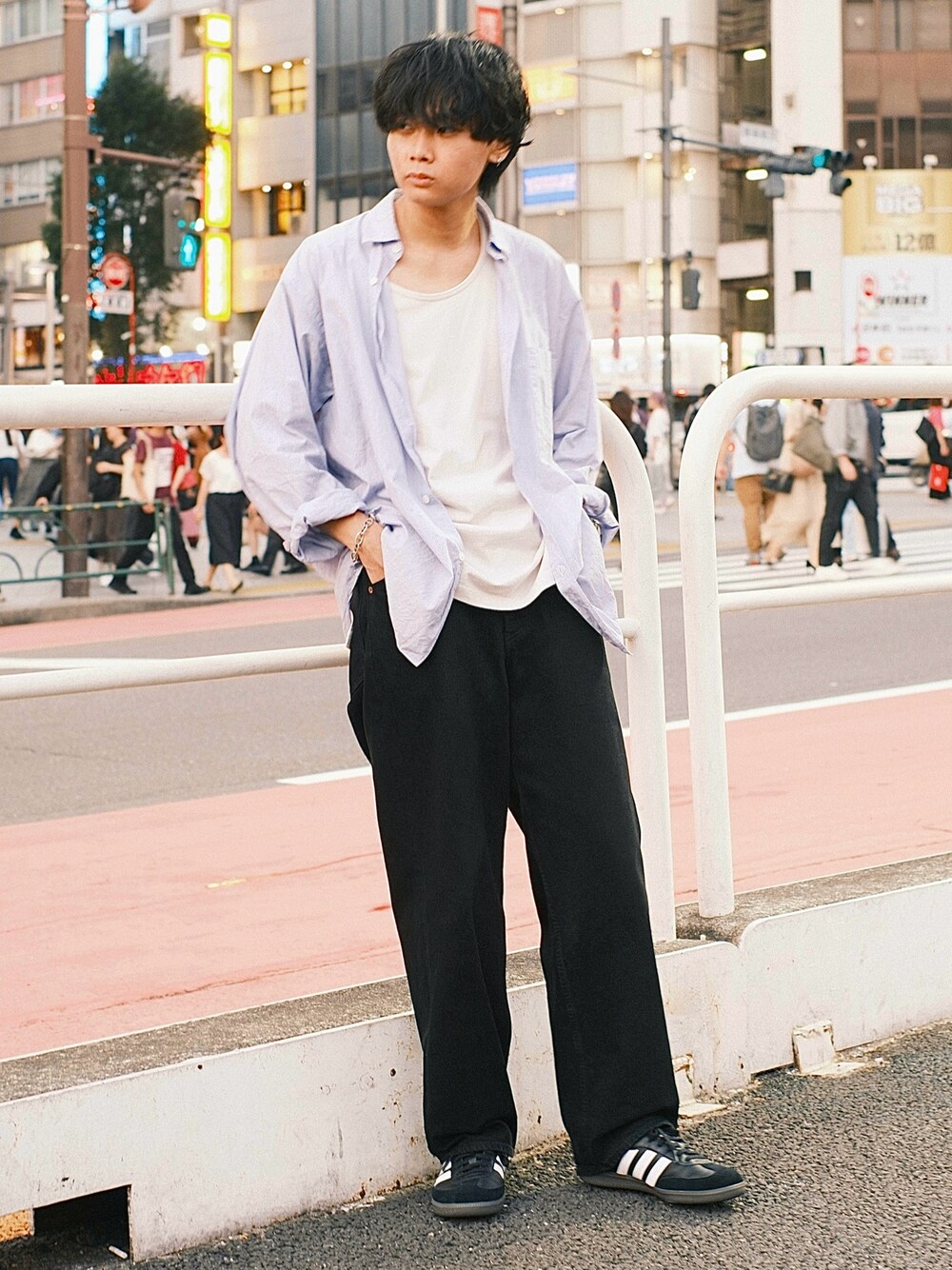 グレー系のタンクトップ、ブルー系のシャツ/ブラウス、ブラック系のデニムパンツを着用したメンズの秋コーディネートの1枚目の写真