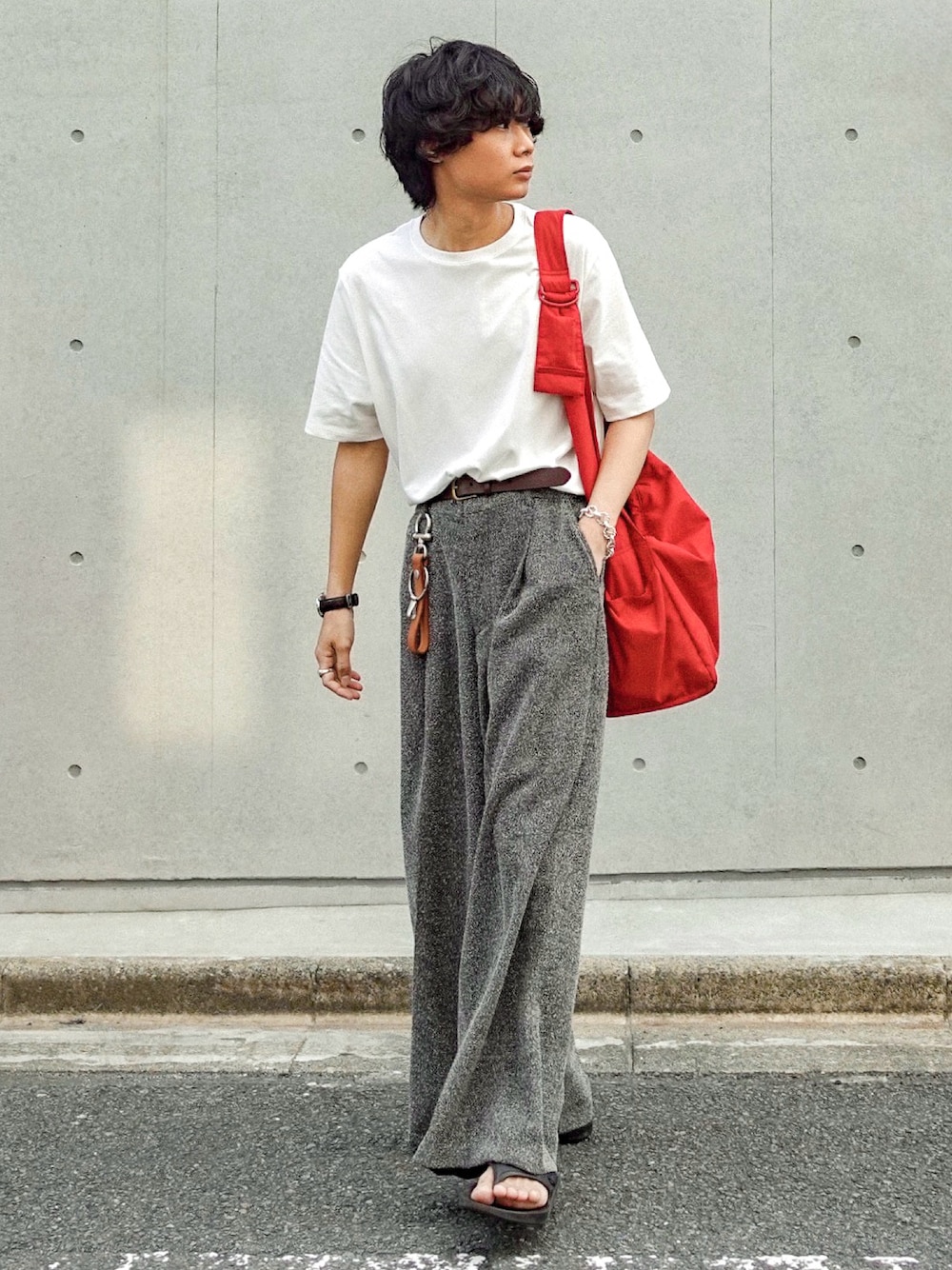 ホワイト系のTシャツ/カットソー、グレー系のスラックス、ブラック系のサンダルを着用したメンズの夏コーディネートの1枚目の写真