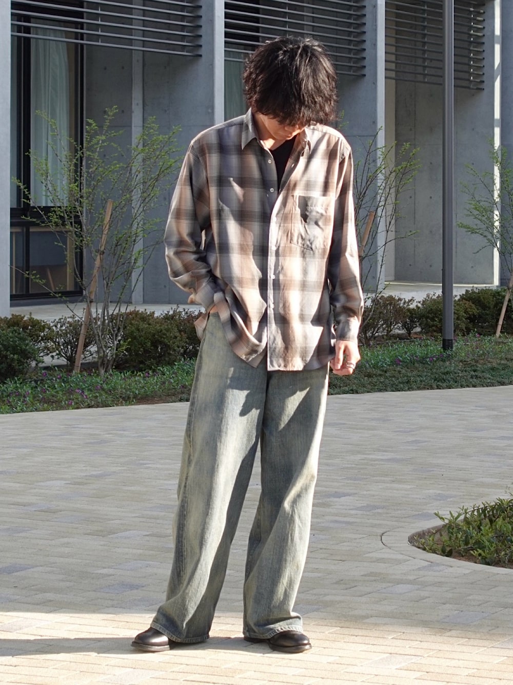 ブラック系のブーツ、ブルー系のデニムパンツ、ブルー系のシャツ/ブラウスを着用したメンズの春コーディネートの1枚目の写真