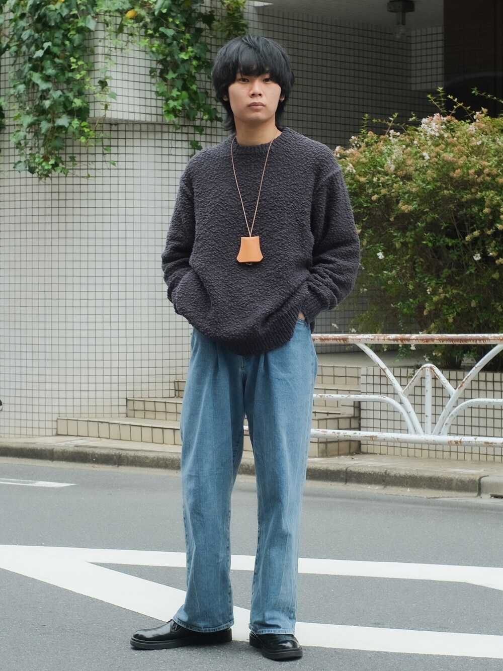 ブルー系のニット/セーター、ブルー系のデニムパンツ、ブラック系のドレスシューズを着用したメンズの秋コーディネートの1枚目の写真